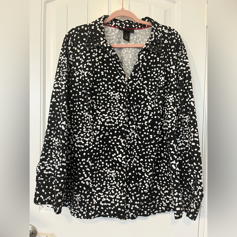 Lane Bryant stretch button down jeweled collar size 24 contrast cuff black white
